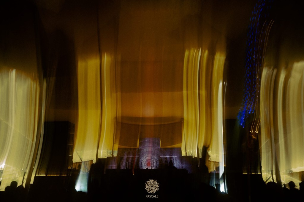 Escenario nocturno Pumpui en OZORA, luces en larga exposición, público frente al cabina